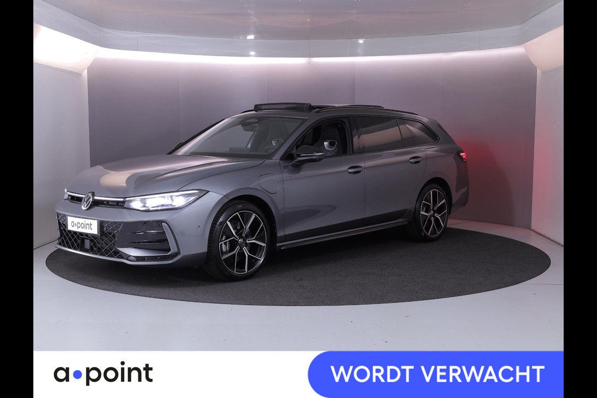 Volkswagen Passat Variant 1.5 eHybrid R-Line Edition 272 pk Automaat (DSG) | Verlengde garantie | Navigatie | Panoramadak | Trekhaak (wegklapbaar) | Parkeersensoren (Park assist) | Rondomzicht camera | Head-up display | Black Style pakket | R-Line |