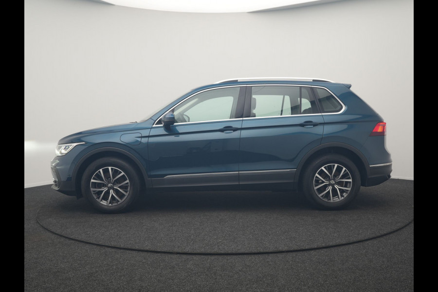 Volkswagen Tiguan 1.4 TSI eHybrid Life PHEV 245pk Dealer O.H. | SOH 97,6% | Trekhaak Af Fabriek | Adaptive Cruise | 360 Camera | IQ Light | Stoelen & Stuur Verwarmd | Keyless | BLIS | Apple Carplay | Navigatie | DAB | Plug In Hybrid |