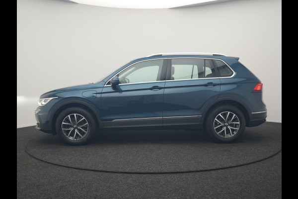 Volkswagen Tiguan 1.4 TSI eHybrid Life PHEV 245pk Dealer O.H. | SOH 97,6% | Trekhaak Af Fabriek | Adaptive Cruise | 360 Camera | IQ Light | Stoelen & Stuur Verwarmd | Keyless | BLIS | Apple Carplay | Navigatie | DAB | Plug In Hybrid |