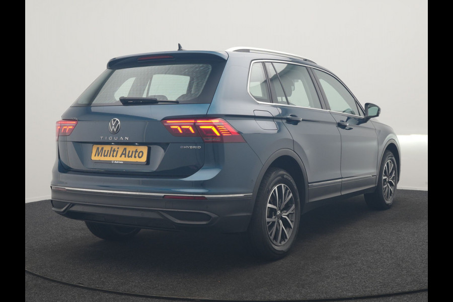 Volkswagen Tiguan 1.4 TSI eHybrid Life PHEV 245pk Dealer O.H. | SOH 97,6% | Trekhaak Af Fabriek | Adaptive Cruise | 360 Camera | IQ Light | Stoelen & Stuur Verwarmd | Keyless | BLIS | Apple Carplay | Navigatie | DAB | Plug In Hybrid |
