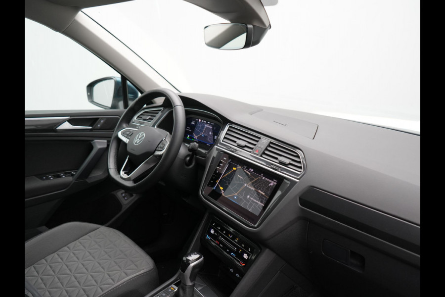 Volkswagen Tiguan 1.4 TSI eHybrid Life PHEV 245pk Dealer O.H. | SOH 97,6% | Trekhaak Af Fabriek | Adaptive Cruise | 360 Camera | IQ Light | Stoelen & Stuur Verwarmd | Keyless | BLIS | Apple Carplay | Navigatie | DAB | Plug In Hybrid |