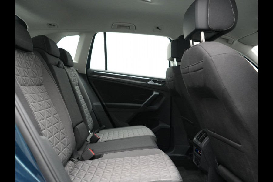 Volkswagen Tiguan 1.4 TSI eHybrid Life PHEV 245pk Dealer O.H. | SOH 97,6% | Trekhaak Af Fabriek | Adaptive Cruise | 360 Camera | IQ Light | Stoelen & Stuur Verwarmd | Keyless | BLIS | Apple Carplay | Navigatie | DAB | Plug In Hybrid |