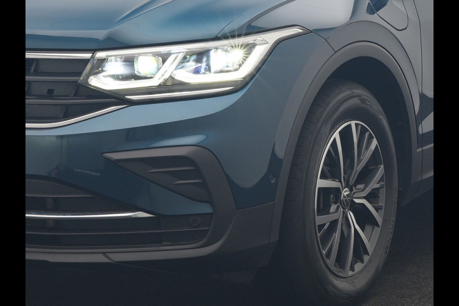 Volkswagen Tiguan 1.4 TSI eHybrid Life PHEV 245pk Dealer O.H. | SOH 97,6% | Trekhaak Af Fabriek | Adaptive Cruise | 360 Camera | IQ Light | Stoelen & Stuur Verwarmd | Keyless | BLIS | Apple Carplay | Navigatie | DAB | Plug In Hybrid |