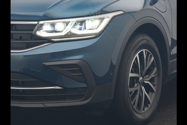Volkswagen Tiguan 1.4 TSI eHybrid Life PHEV 245pk Dealer O.H. | SOH 97,6% | Trekhaak Af Fabriek | Adaptive Cruise | 360 Camera | IQ Light | Stoelen & Stuur Verwarmd | Keyless | BLIS | Apple Carplay | Navigatie | DAB | Plug In Hybrid |
