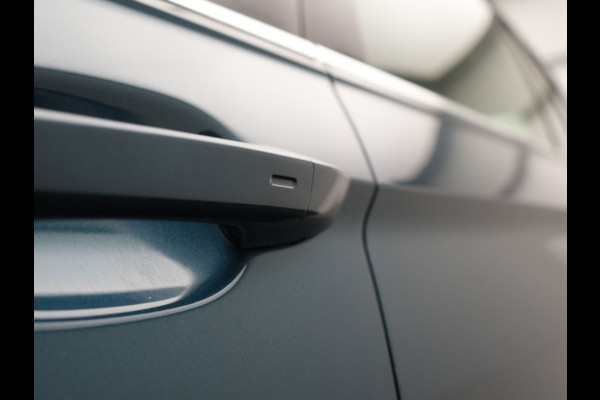 Volkswagen Tiguan 1.4 TSI eHybrid Life PHEV 245pk Dealer O.H. | SOH 97,6% | Trekhaak Af Fabriek | Adaptive Cruise | 360 Camera | IQ Light | Stoelen & Stuur Verwarmd | Keyless | BLIS | Apple Carplay | Navigatie | DAB | Plug In Hybrid |