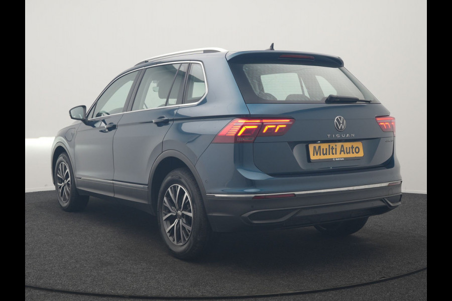 Volkswagen Tiguan 1.4 TSI eHybrid Life PHEV 245pk Dealer O.H. | SOH 97,6% | Trekhaak Af Fabriek | Adaptive Cruise | 360 Camera | IQ Light | Stoelen & Stuur Verwarmd | Keyless | BLIS | Apple Carplay | Navigatie | DAB | Plug In Hybrid |