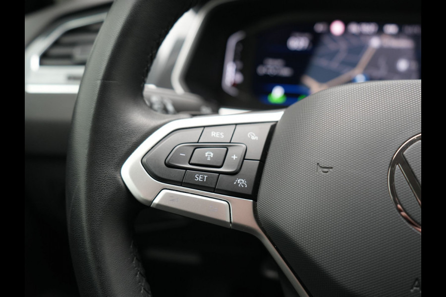 Volkswagen Tiguan 1.4 TSI eHybrid Life PHEV 245pk Dealer O.H. | SOH 97,6% | Trekhaak Af Fabriek | Adaptive Cruise | 360 Camera | IQ Light | Stoelen & Stuur Verwarmd | Keyless | BLIS | Apple Carplay | Navigatie | DAB | Plug In Hybrid |