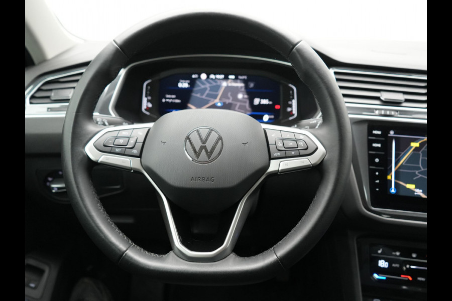 Volkswagen Tiguan 1.4 TSI eHybrid Life PHEV 245pk Dealer O.H. | SOH 97,6% | Trekhaak Af Fabriek | Adaptive Cruise | 360 Camera | IQ Light | Stoelen & Stuur Verwarmd | Keyless | BLIS | Apple Carplay | Navigatie | DAB | Plug In Hybrid |