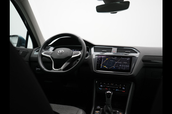 Volkswagen Tiguan 1.4 TSI eHybrid Life PHEV 245pk Dealer O.H. | SOH 97,6% | Trekhaak Af Fabriek | Adaptive Cruise | 360 Camera | IQ Light | Stoelen & Stuur Verwarmd | Keyless | BLIS | Apple Carplay | Navigatie | DAB | Plug In Hybrid |