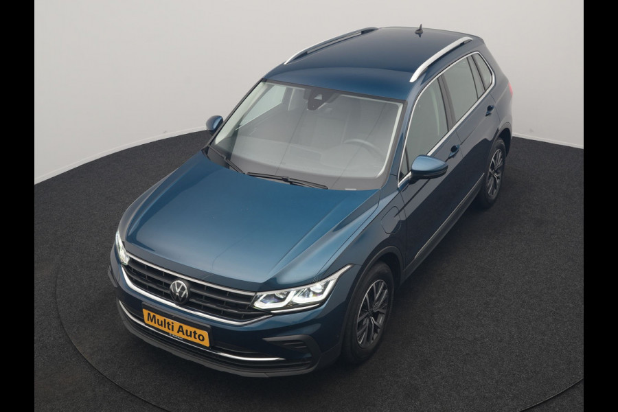 Volkswagen Tiguan 1.4 TSI eHybrid Life PHEV 245pk Dealer O.H. | SOH 97,6% | Trekhaak Af Fabriek | Adaptive Cruise | 360 Camera | IQ Light | Stoelen & Stuur Verwarmd | Keyless | BLIS | Apple Carplay | Navigatie | DAB | Plug In Hybrid |