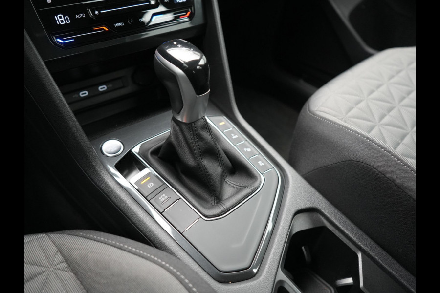 Volkswagen Tiguan 1.4 TSI eHybrid Life PHEV 245pk Dealer O.H. | SOH 97,6% | Trekhaak Af Fabriek | Adaptive Cruise | 360 Camera | IQ Light | Stoelen & Stuur Verwarmd | Keyless | BLIS | Apple Carplay | Navigatie | DAB | Plug In Hybrid |