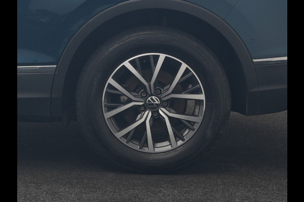 Volkswagen Tiguan 1.4 TSI eHybrid Life PHEV 245pk Dealer O.H. | SOH 97,6% | Trekhaak Af Fabriek | Adaptive Cruise | 360 Camera | IQ Light | Stoelen & Stuur Verwarmd | Keyless | BLIS | Apple Carplay | Navigatie | DAB | Plug In Hybrid |