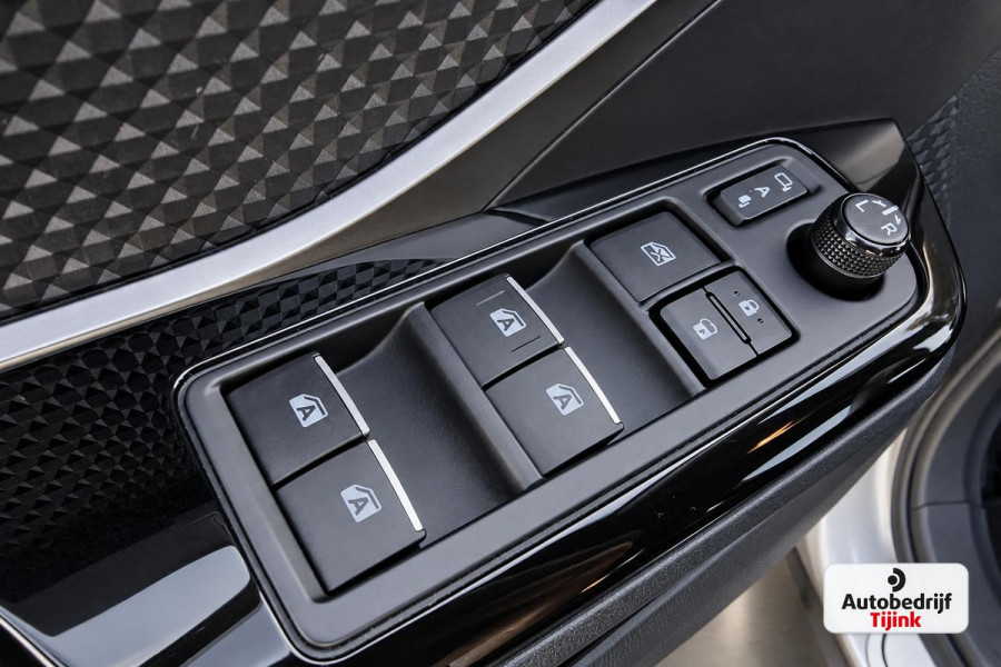 Toyota C-HR 1.8 Hybrid Dynamic | LED | Trekhaak | Camera | Stoelverwarming | All-seasons | Navi | Keyless |