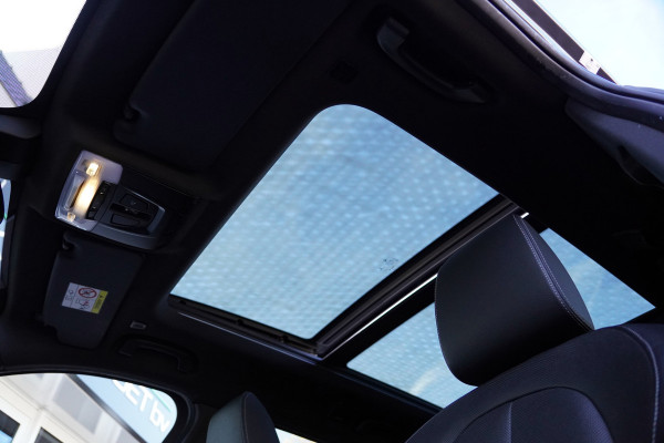 BMW X1 sDrive20i Orange Edition II | Panorama | Trekhaak | ACC | Leer | H/K