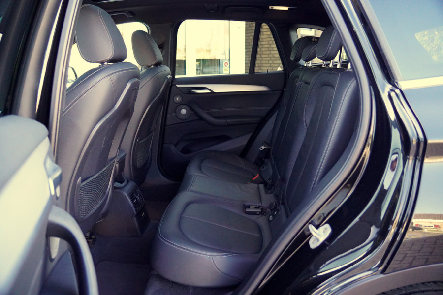 BMW X1 sDrive20i Orange Edition II | Panorama | Trekhaak | ACC | Leer | H/K