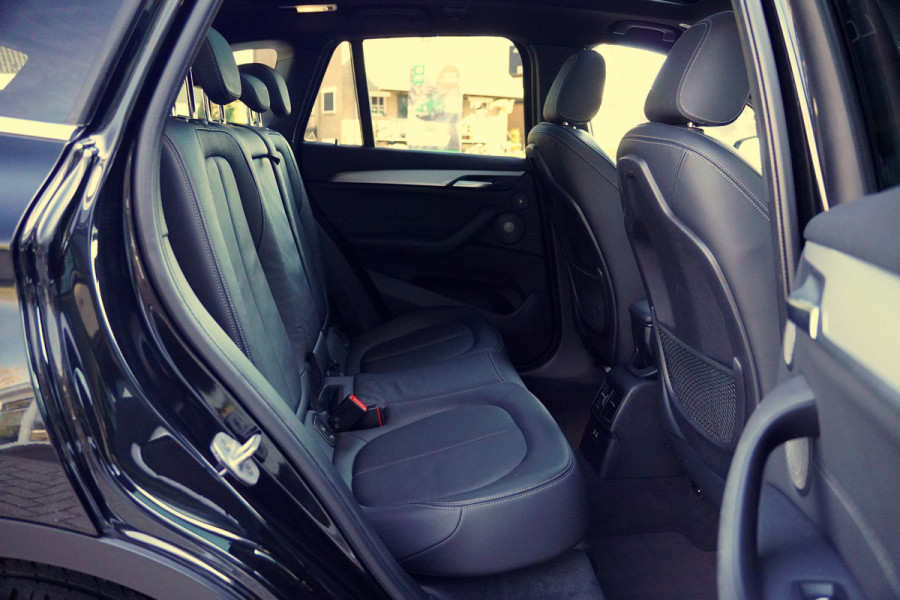 BMW X1 sDrive20i Orange Edition II | Panorama | Trekhaak | ACC | Leer | H/K