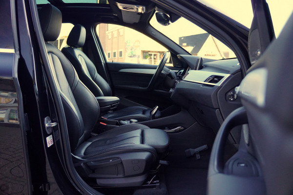 BMW X1 sDrive20i Orange Edition II | Panorama | Trekhaak | ACC | Leer | H/K