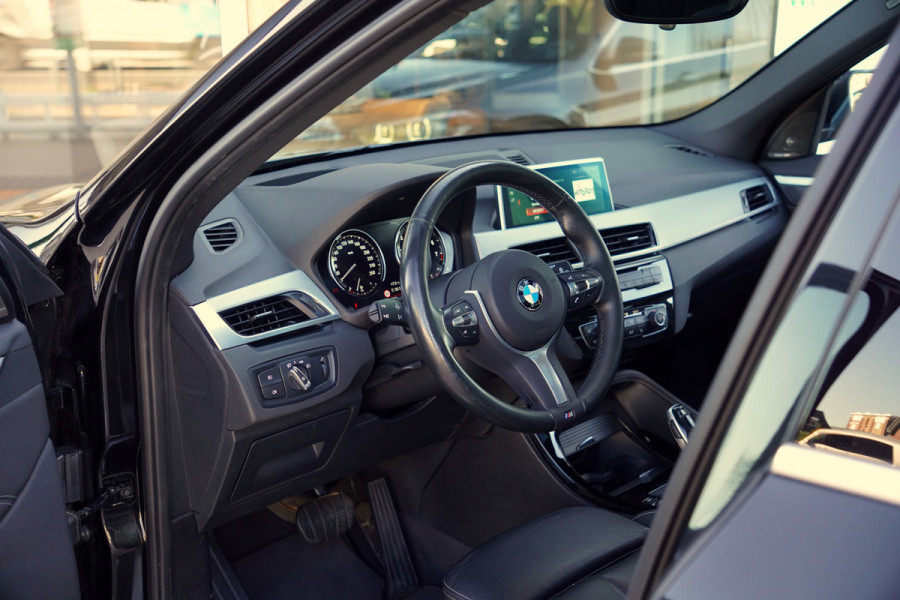 BMW X1 sDrive20i Orange Edition II | Panorama | Trekhaak | ACC | Leer | H/K
