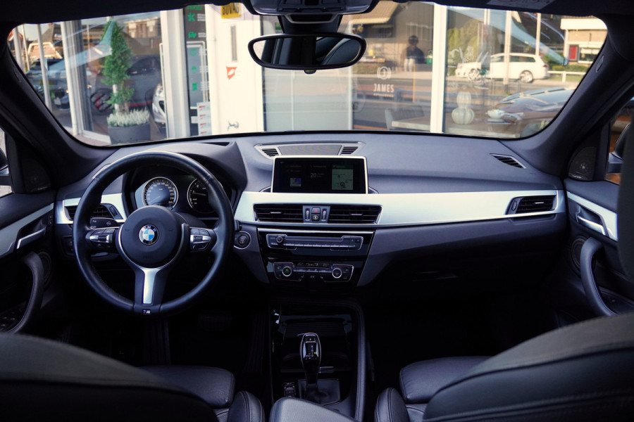 BMW X1 sDrive20i Orange Edition II | Panorama | Trekhaak | ACC | Leer | H/K
