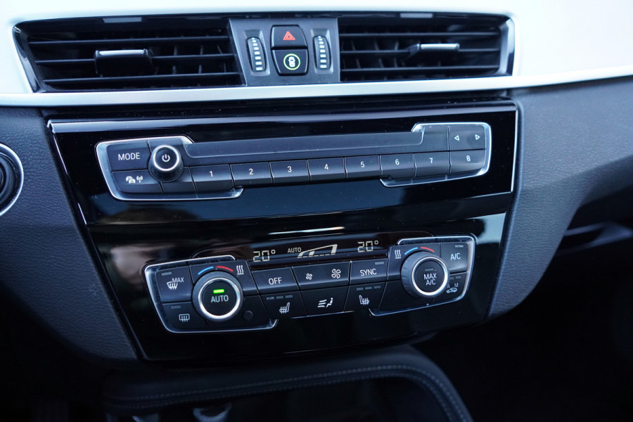 BMW X1 sDrive20i Orange Edition II | Panorama | Trekhaak | ACC | Leer | H/K