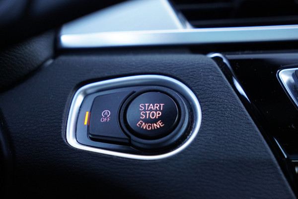 BMW X1 sDrive20i Orange Edition II | Panorama | Trekhaak | ACC | Leer | H/K
