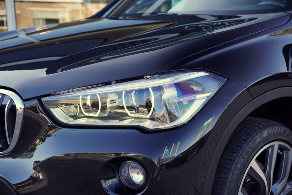 BMW X1 sDrive20i Orange Edition II | Panorama | Trekhaak | ACC | Leer | H/K