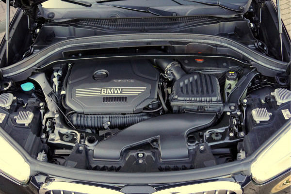 BMW X1 sDrive20i Orange Edition II | Panorama | Trekhaak | ACC | Leer | H/K