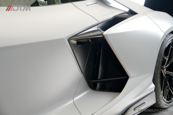 Lamborghini Revuelto | Passenger Display | Carbon Interior