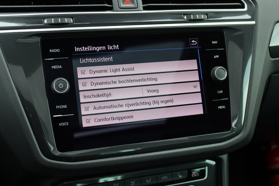 Volkswagen Tiguan 1.4 TSI ACT Comfortline Business R | Panoramadak | Trekhaak | Memory | Leder | Stoelverwarming | Surround Camera | Active-Lighting |