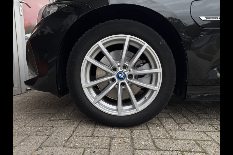BMW 3-serie 320e PHEV / Camera / Leder / Carplay / Sensoren / Cruise /