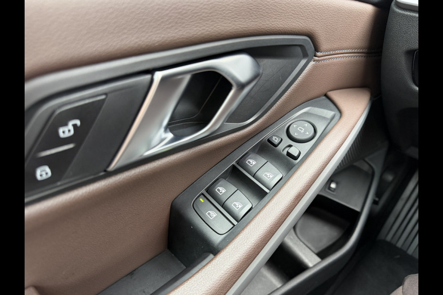 BMW 3-serie 320e PHEV / Camera / Leder / Carplay / Sensoren / Cruise /