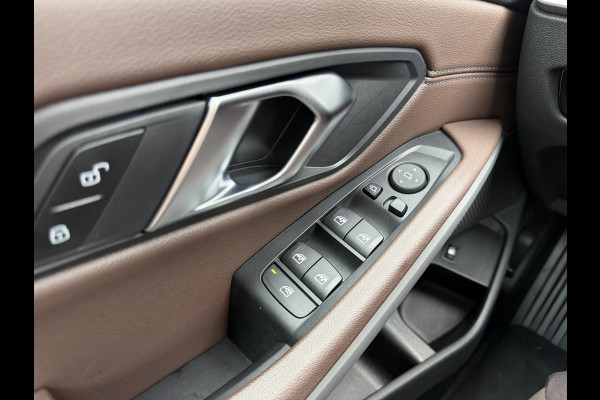 BMW 3-serie 320e PHEV / Camera / Leder / Carplay / Sensoren / Cruise /