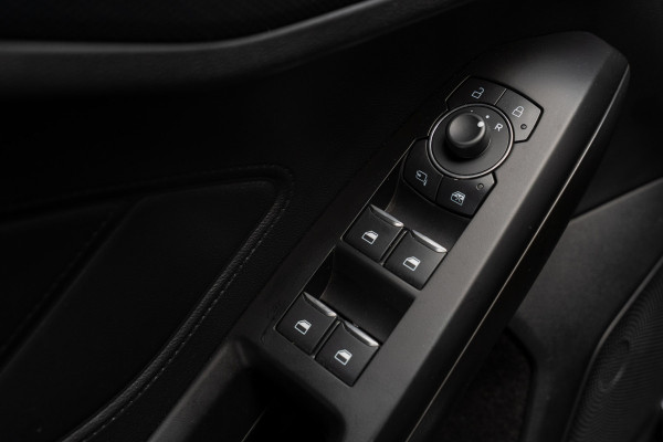 Ford FOCUS Wagon 1.0 EcoB Hybrid ST Line Navi Camera Climate PDC LED Zwarte hemelbekleding LM velgen
