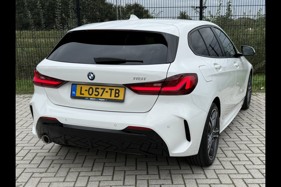 BMW 1-serie 116i High Executive M-Sport| PANO | Sport-/Schaalstoelen| M pakket | Carplay |