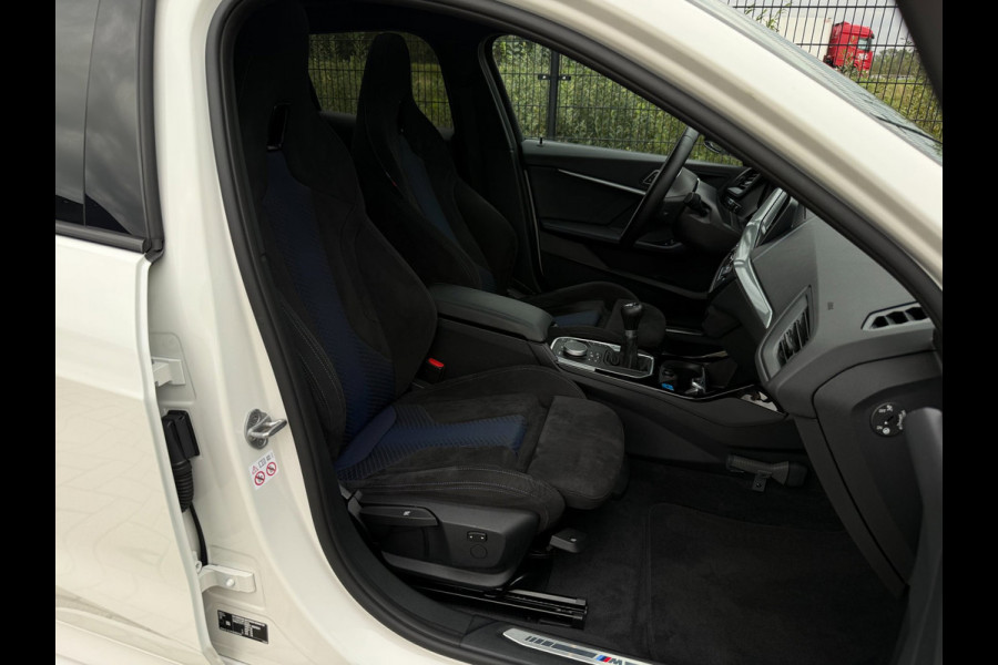 BMW 1-serie 116i High Executive M-Sport| PANO | Sport-/Schaalstoelen| M pakket | Carplay |