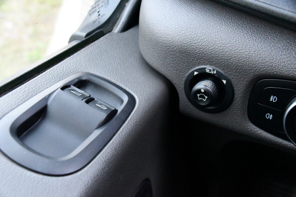 Ford Transit 350 2.0 TDCI L3H2 Black Edition Camera, Cruise, Caplay, Automaat, 130PK, Trekhaak, Multimedia, Sensoren, UNIEK!
