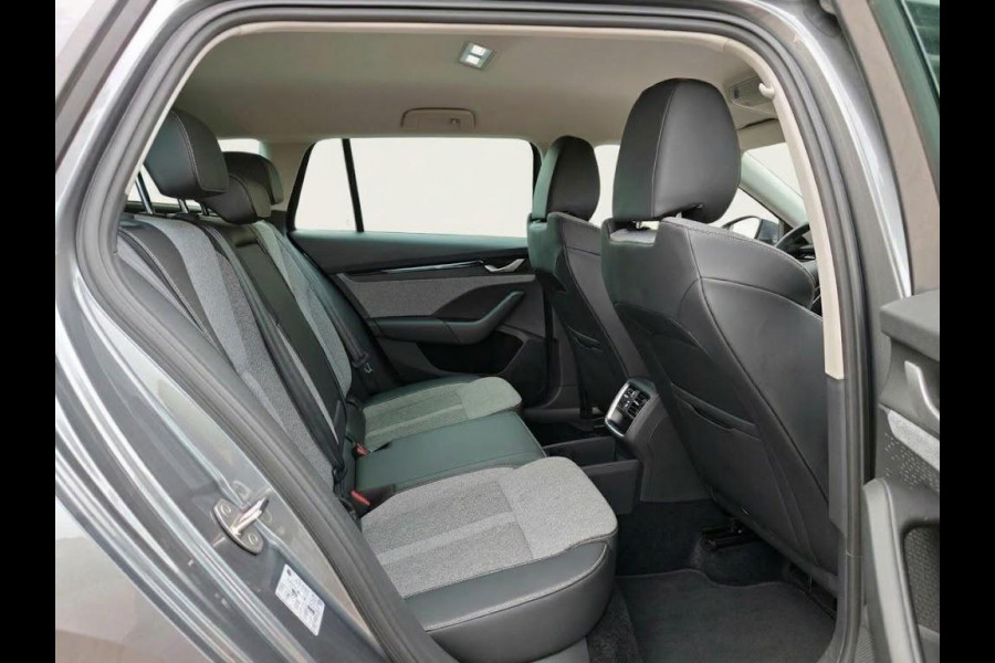 Škoda Octavia Combi 1.5 TSI MHEV First Edition 150pk | Trekhaak | Navigatie | Parkeercamera | Stoelverwarming | Verlengde garantie