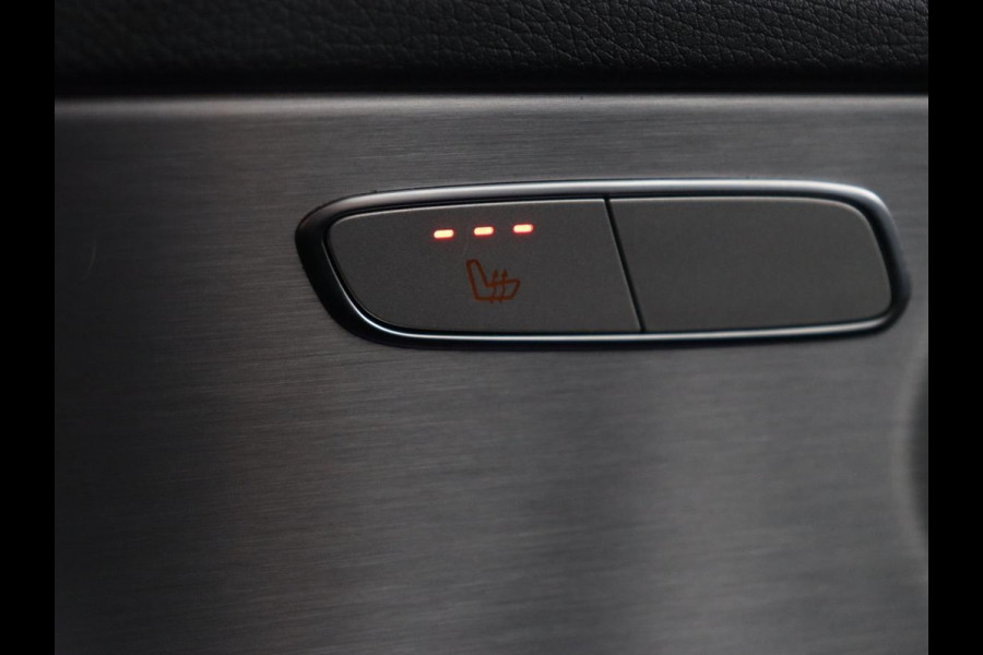 Mercedes-Benz C-Klasse 300 AMG Line Avantgarde | Leder/alcantara | Adaptive cruise | 258 pk | Camera | Park assist | Navigatie | Stoelverwarming | Virtual cockpit | Carplay | Full LED |
