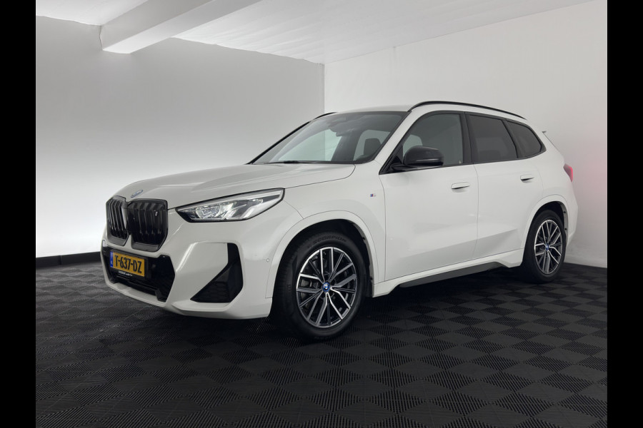 BMW iX1 xDrive30 M-Styling Launch Edition 67 kWh (3-Fase-11kW) {SoH-99%) (INCL.BTW) *LEATHER-MICROFIBRE | FULL-LED | HARMAN/KARDON | WIDESCREEN-DIGI-COCKPIT | CAMERA | PRIVACY-GLASS | SHIFT-PADDLES | SPORT-SEATS | NAVI-FULLMAP | DAB+ | 18''ALU | TOWBAR*