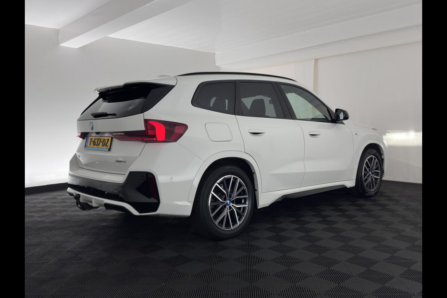 BMW iX1 xDrive30 M-Styling Launch Edition 67 kWh (3-Fase-11kW) {SoH-99%) (INCL.BTW) *LEATHER-MICROFIBRE | FULL-LED | HARMAN/KARDON | WIDESCREEN-DIGI-COCKPIT | CAMERA | PRIVACY-GLASS | SHIFT-PADDLES | SPORT-SEATS | NAVI-FULLMAP | DAB+ | 18''ALU | TOWBAR*