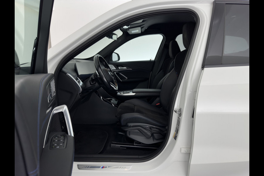 BMW iX1 xDrive30 M-Styling Launch Edition 67 kWh (3-Fase-11kW) {SoH-99%) (INCL.BTW) *LEATHER-MICROFIBRE | FULL-LED | HARMAN/KARDON | WIDESCREEN-DIGI-COCKPIT | CAMERA | PRIVACY-GLASS | SHIFT-PADDLES | SPORT-SEATS | NAVI-FULLMAP | DAB+ | 18''ALU | TOWBAR*