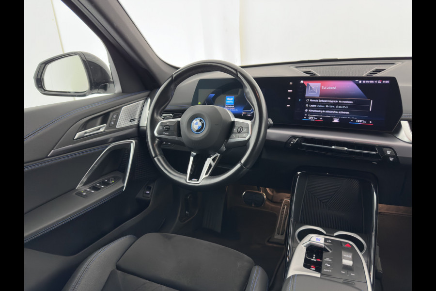 BMW iX1 xDrive30 M-Styling Launch Edition 67 kWh (3-Fase-11kW) {SoH-99%) (INCL.BTW) *LEATHER-MICROFIBRE | FULL-LED | HARMAN/KARDON | WIDESCREEN-DIGI-COCKPIT | CAMERA | PRIVACY-GLASS | SHIFT-PADDLES | SPORT-SEATS | NAVI-FULLMAP | DAB+ | 18''ALU | TOWBAR*