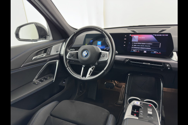 BMW iX1 xDrive30 M-Styling Launch Edition 67 kWh (3-Fase-11kW) {SoH-99%) (INCL.BTW) *LEATHER-MICROFIBRE | FULL-LED | HARMAN/KARDON | WIDESCREEN-DIGI-COCKPIT | CAMERA | PRIVACY-GLASS | SHIFT-PADDLES | SPORT-SEATS | NAVI-FULLMAP | DAB+ | 18''ALU | TOWBAR*