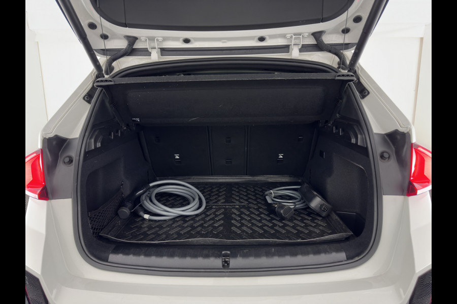 BMW iX1 xDrive30 M-Styling Launch Edition 67 kWh (3-Fase-11kW) {SoH-99%) (INCL.BTW) *LEATHER-MICROFIBRE | FULL-LED | HARMAN/KARDON | WIDESCREEN-DIGI-COCKPIT | CAMERA | PRIVACY-GLASS | SHIFT-PADDLES | SPORT-SEATS | NAVI-FULLMAP | DAB+ | 18''ALU | TOWBAR*