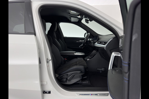 BMW iX1 xDrive30 M-Styling Launch Edition 67 kWh (3-Fase-11kW) {SoH-99%) (INCL.BTW) *LEATHER-MICROFIBRE | FULL-LED | HARMAN/KARDON | WIDESCREEN-DIGI-COCKPIT | CAMERA | PRIVACY-GLASS | SHIFT-PADDLES | SPORT-SEATS | NAVI-FULLMAP | DAB+ | 18''ALU | TOWBAR*