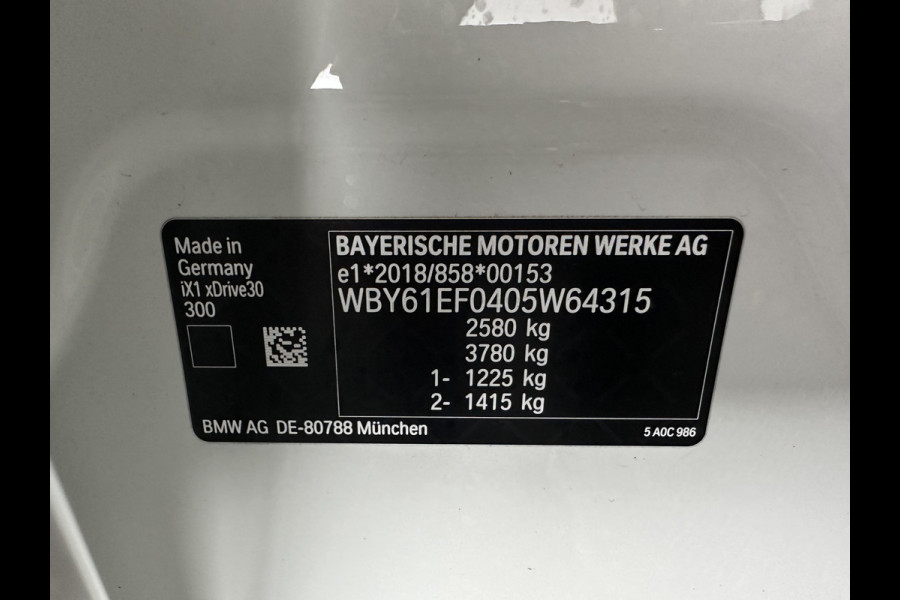 BMW iX1 xDrive30 M-Styling Launch Edition 67 kWh (3-Fase-11kW) {SoH-99%) (INCL.BTW) *LEATHER-MICROFIBRE | FULL-LED | HARMAN/KARDON | WIDESCREEN-DIGI-COCKPIT | CAMERA | PRIVACY-GLASS | SHIFT-PADDLES | SPORT-SEATS | NAVI-FULLMAP | DAB+ | 18''ALU | TOWBAR*