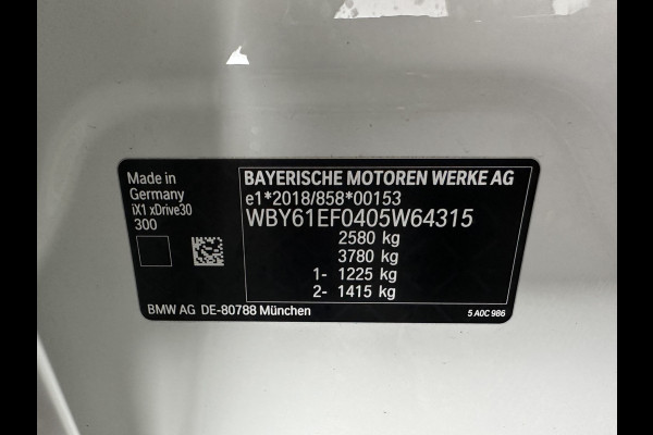 BMW iX1 xDrive30 M-Styling Launch Edition 67 kWh (3-Fase-11kW) {SoH-99%) (INCL.BTW) *LEATHER-MICROFIBRE | FULL-LED | HARMAN/KARDON | WIDESCREEN-DIGI-COCKPIT | CAMERA | PRIVACY-GLASS | SHIFT-PADDLES | SPORT-SEATS | NAVI-FULLMAP | DAB+ | 18''ALU | TOWBAR*