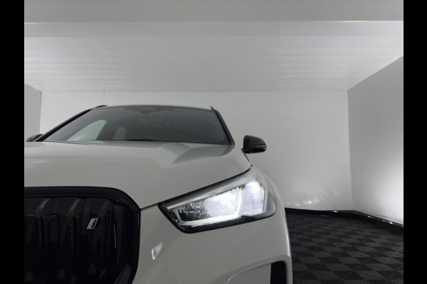 BMW iX1 xDrive30 M-Styling Launch Edition 67 kWh (3-Fase-11kW) {SoH-99%) (INCL.BTW) *LEATHER-MICROFIBRE | FULL-LED | HARMAN/KARDON | WIDESCREEN-DIGI-COCKPIT | CAMERA | PRIVACY-GLASS | SHIFT-PADDLES | SPORT-SEATS | NAVI-FULLMAP | DAB+ | 18''ALU | TOWBAR*