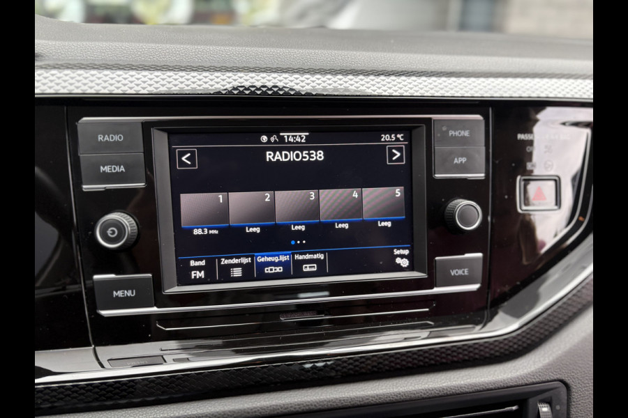 Volkswagen Polo 1.0 TSI Life Airco - Apple carplay - Navigatie - Parkeersensoren voor en achter - Licht metalen velgen 17 inch - Radio - Regensensor - Cruise control - Led verlichting - Bluetooth - Elektrische ramen - Start/stop systeem - Stuur leder - Stuur multifunctioneel - Centrale vergrendeling met afstandsbediening