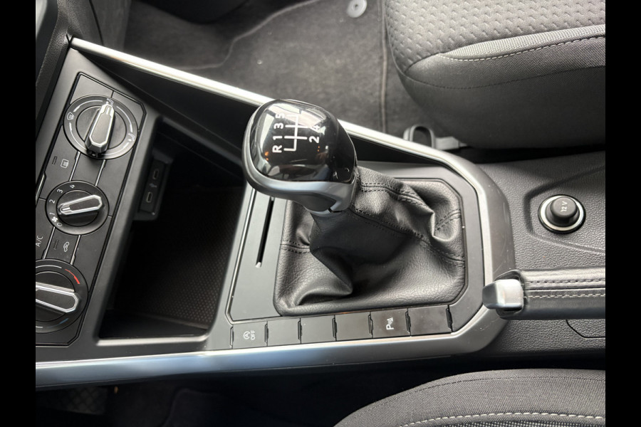 Volkswagen Polo 1.0 TSI Life Airco - Apple carplay - Navigatie - Parkeersensoren voor en achter - Licht metalen velgen 17 inch - Radio - Regensensor - Cruise control - Led verlichting - Bluetooth - Elektrische ramen - Start/stop systeem - Stuur leder - Stuur multifunctioneel - Centrale vergrendeling met afstandsbediening